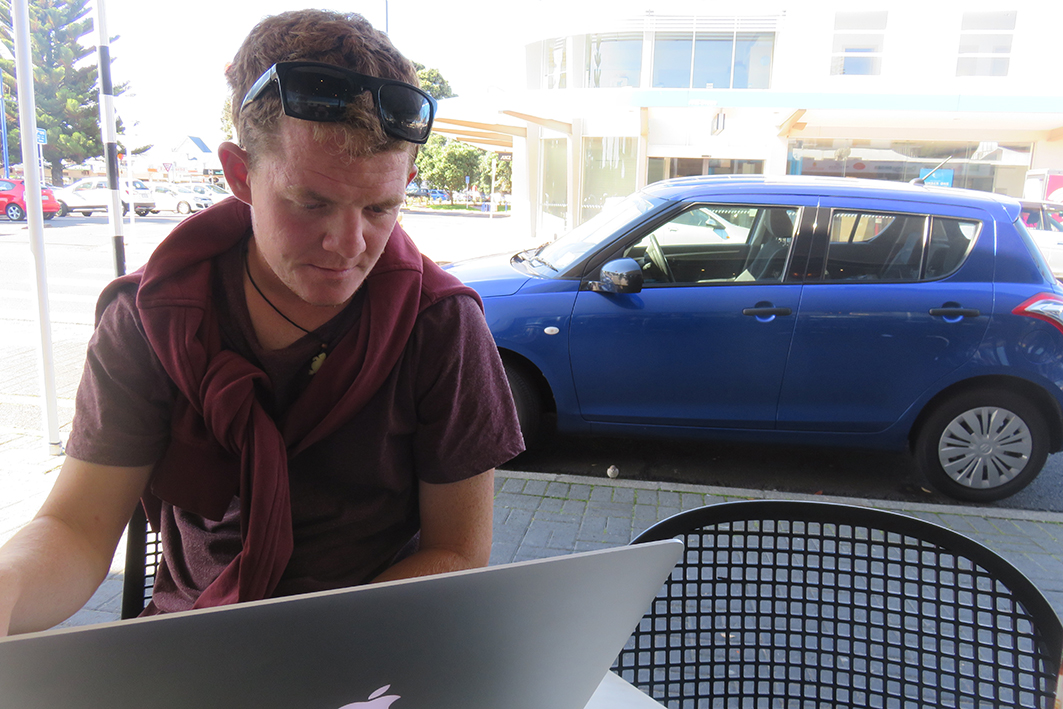 Här sitter redaktör Patrik på ett café i stan för att skriva artiklar och koppla upp sig mot internet. Foto: Lovisa Enlund