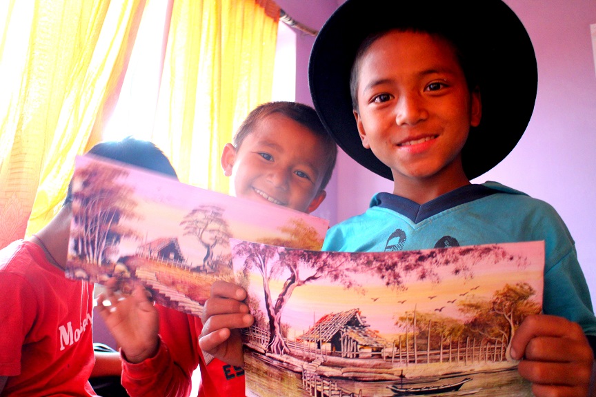 Barn poserar glatt i Nepal