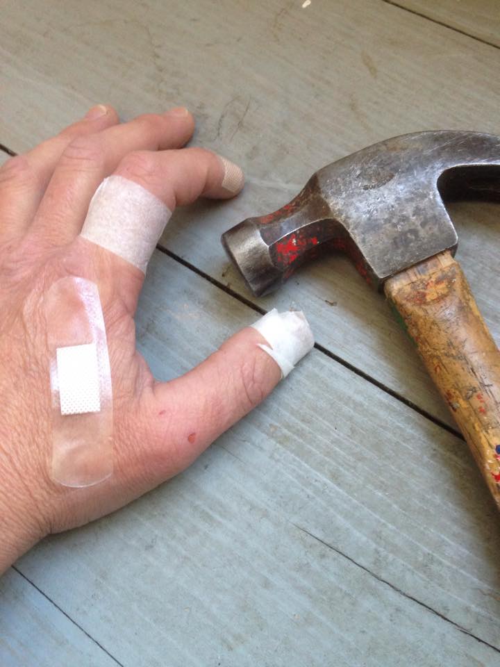 Händig Tummen mitt i hand