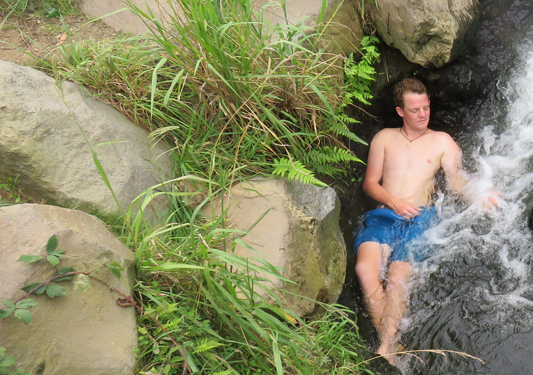 After work i 'ett annat liv' kan innebära ett besök i naturens egen spa. Till exempel en vilostund i en 40-gradig bäck som värmts upp av underjordens vulkaniska aktivitet. Foto: Lovisa Enlund