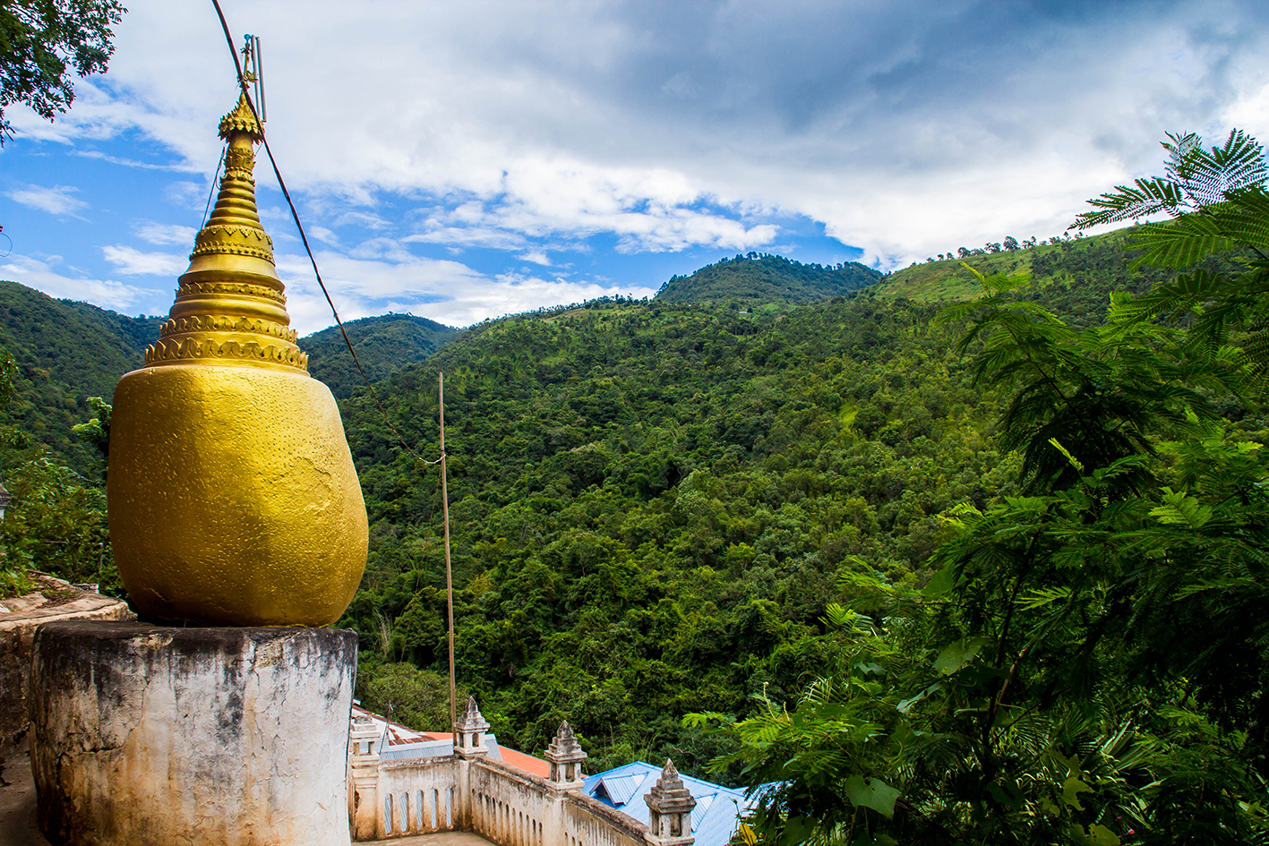 På högsta punkten vid munkklostret står en kopia av "Golden Rock" som är en religiös plats i södra Burma.