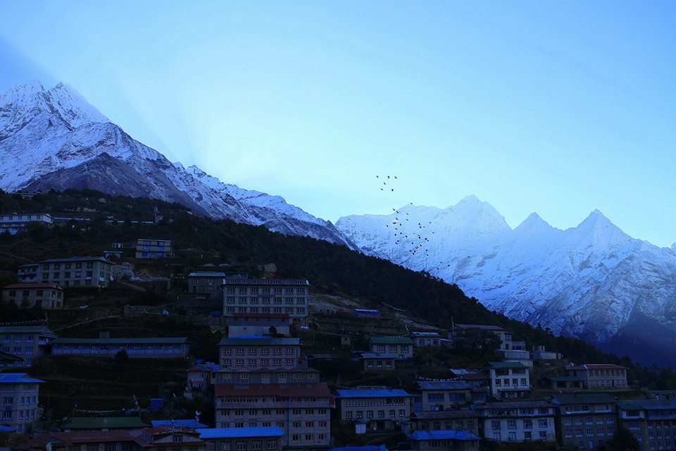 Soluppgång över Namche Bazaar, under in 21-dagars vandring till Everest Base Camp, Nepal. Foto: Josefine Nilsson