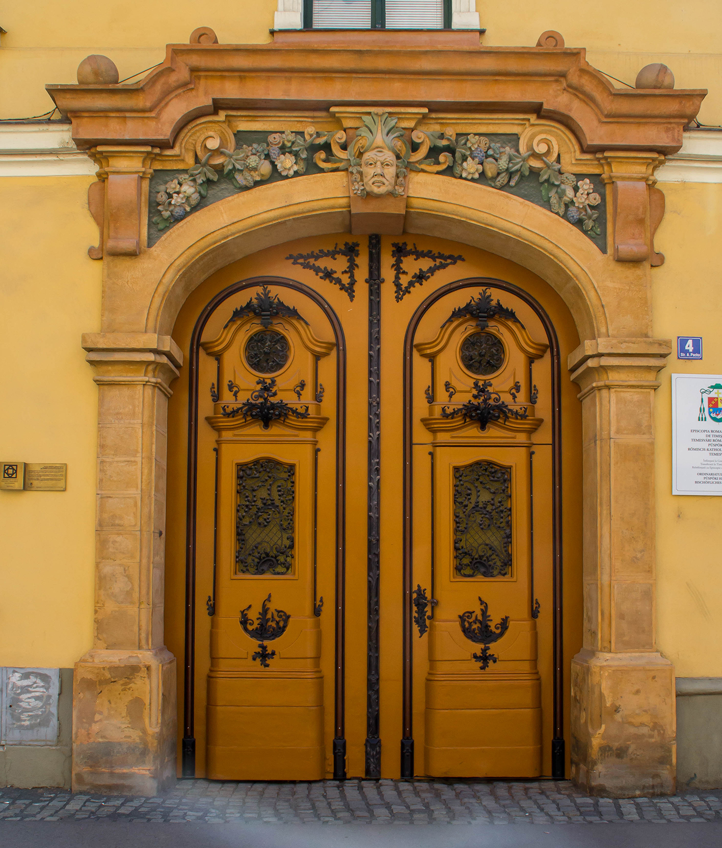 En vacker dörr nära Uniri-torget.