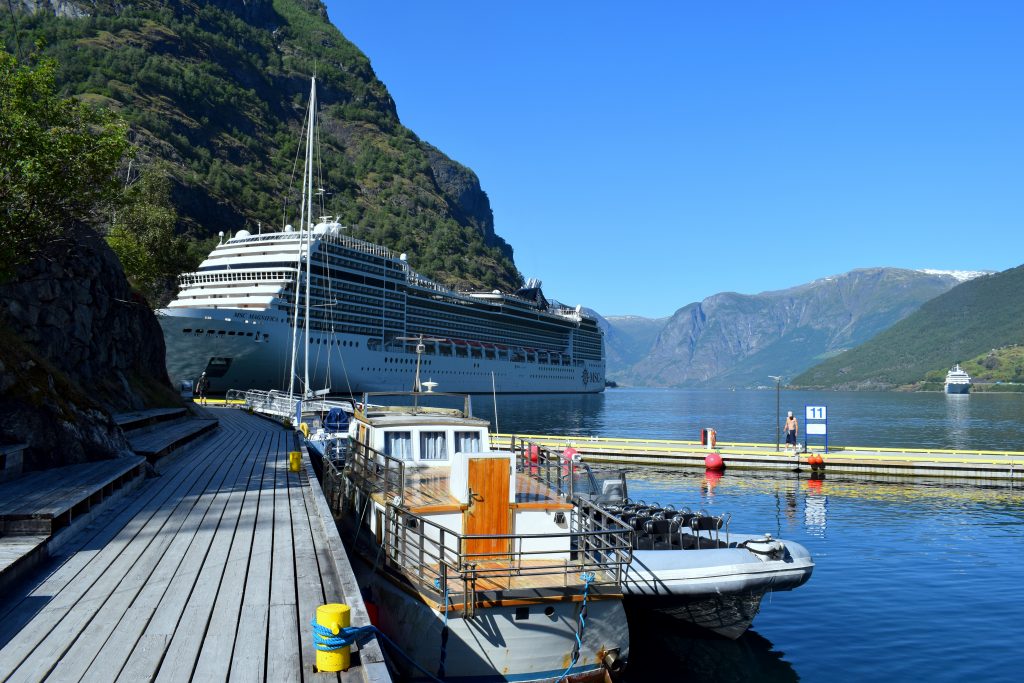 Nästan varje dag under sommaren får Flåm besök av tusentals turister från kryssningsfartyg. Foto: Josefine Nilsson
