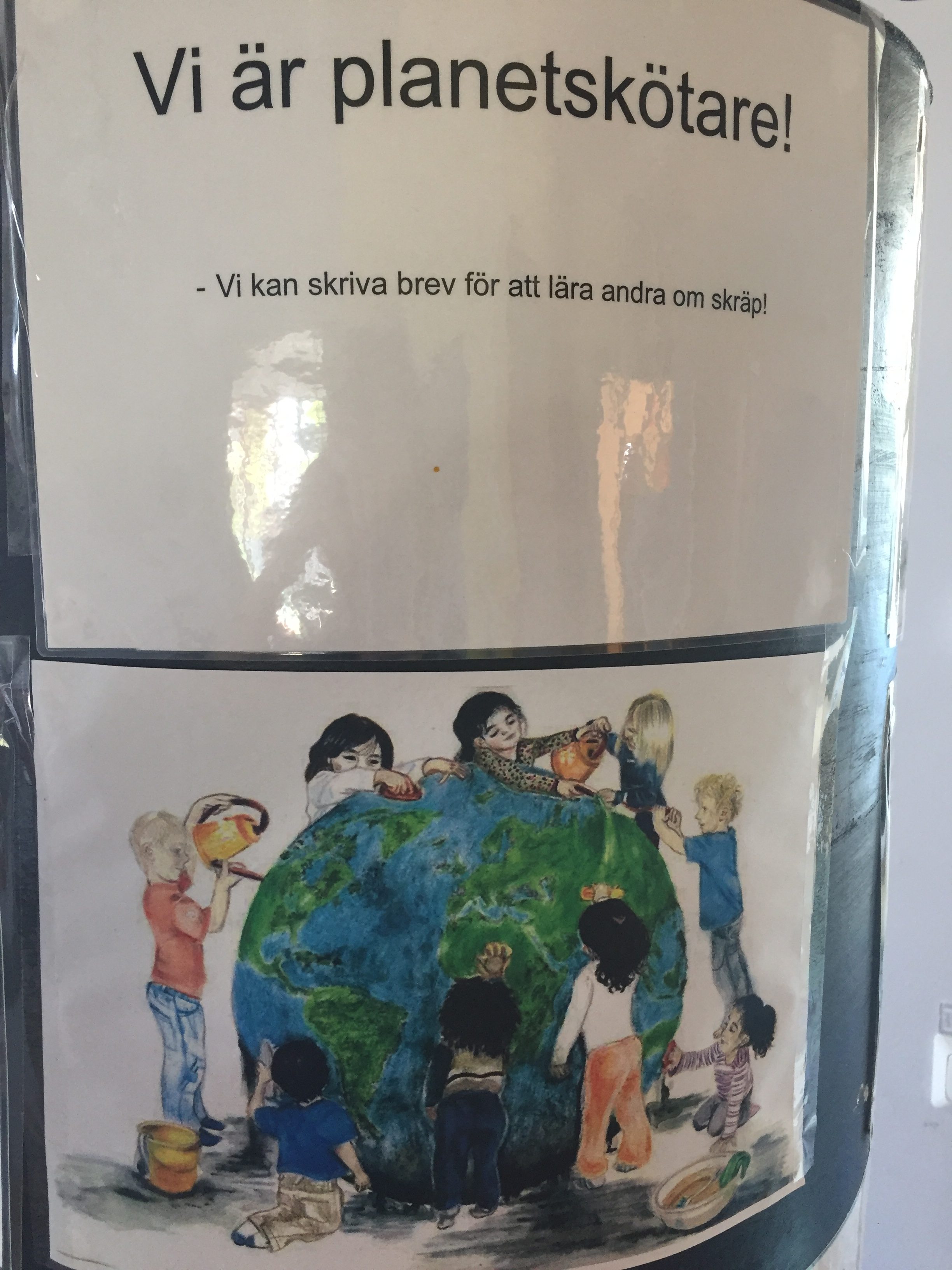 Barnen och pedagogerna på förskolan kallar sig för "Planetskötare". Ett så himla bra ord!