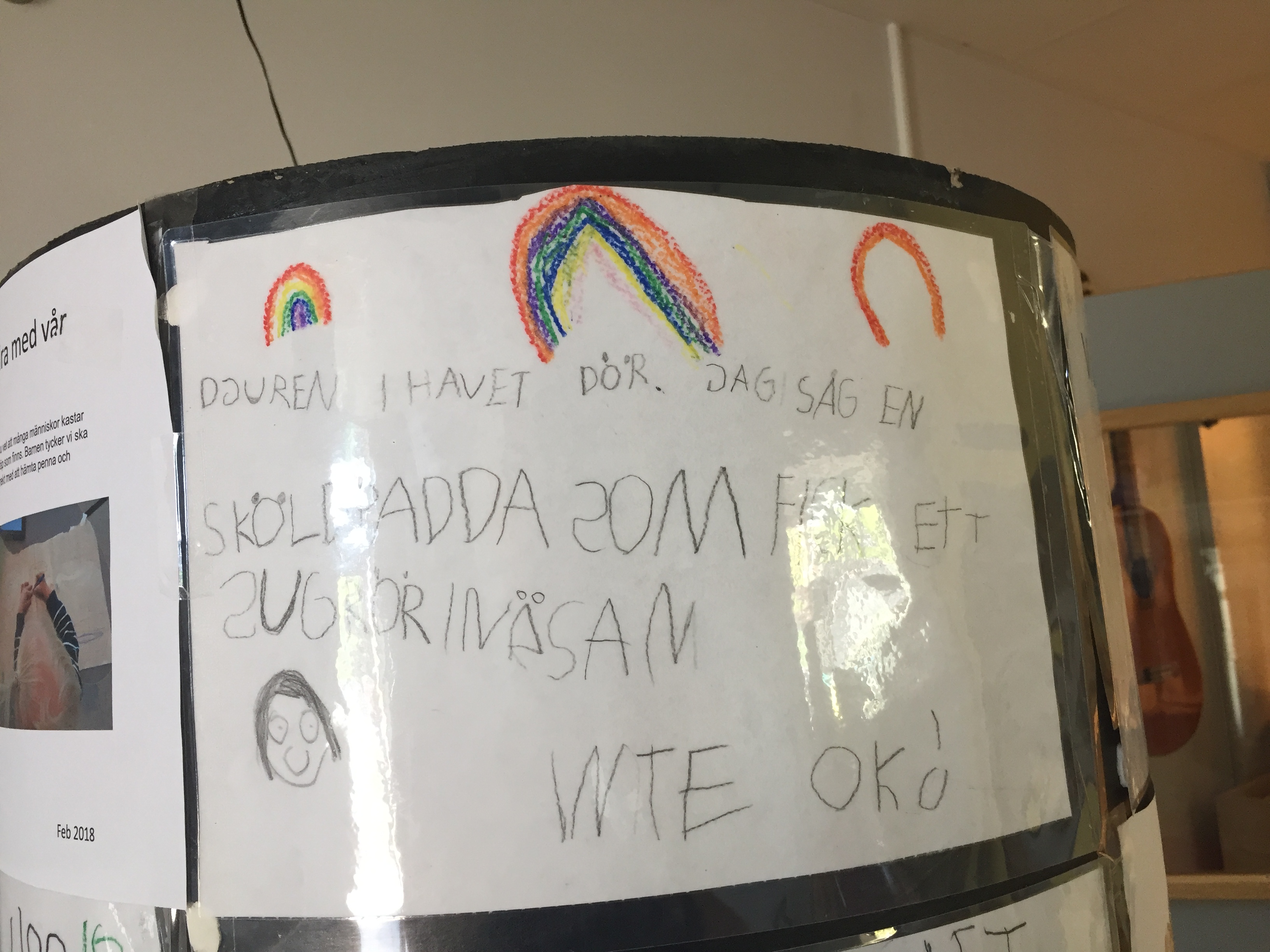 Släng inte skräp i havet – då kan ett sugrör hamna i näsan på en sköldpadda har ett av barnen skrivit på sin teckning.